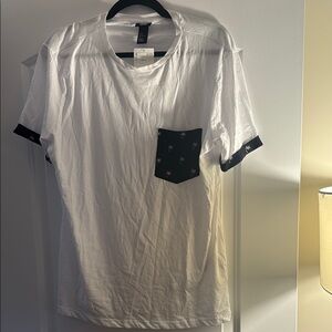 H&M Medium White and Black Short Sleeve Teeshirt with palm tree design